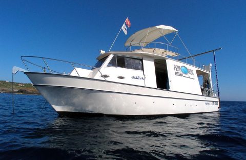 1-ustica-italie-profondo-blu-resort-dive-boat