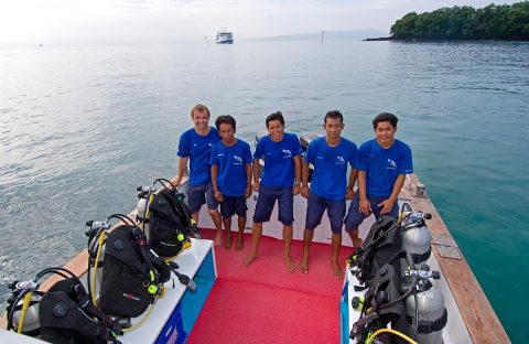 2_c6bo-voyage-plongee-indonesie-bali-candidasa-hotel-lotus-bungalows-LBC_01_Gangga-Divers_Team