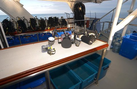 3-Indonesie-Mermaid-I-dive-deck-photo-materials