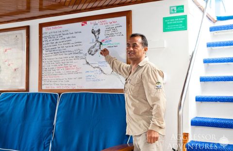 3_c6bo-voyage-plongee-equateur-galapagos-aggressor-3-yacht-diving-director-briefing