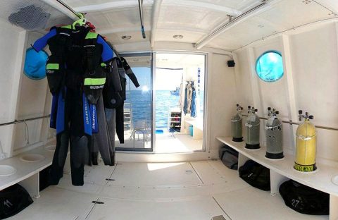 ustica-italie-profondo-blu-resort-dive-boat-interior